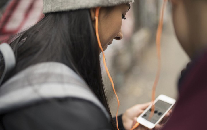 Không nên dùng chung tai nghe với người khác