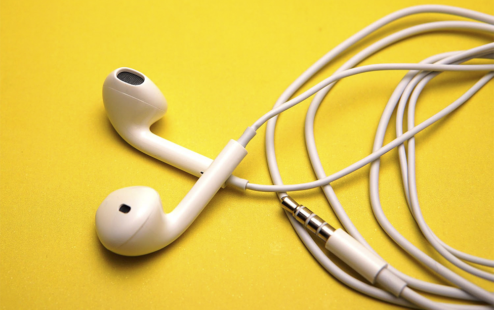 Không nên dùng chung tai nghe với người khác