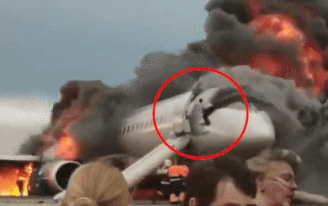 Kịch tính giây phút cơ phó bất chấp nguy hiểm leo lên máy bay Nga bốc cháy ngùn ngụt để cứu cơ trưởng Ảnh 2