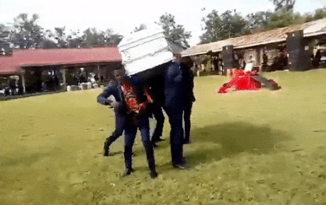 Đặt quan tài lên vai nhảy múa trong tang lễ, người chết 'nhảy' cả ra ngoài Ảnh 2