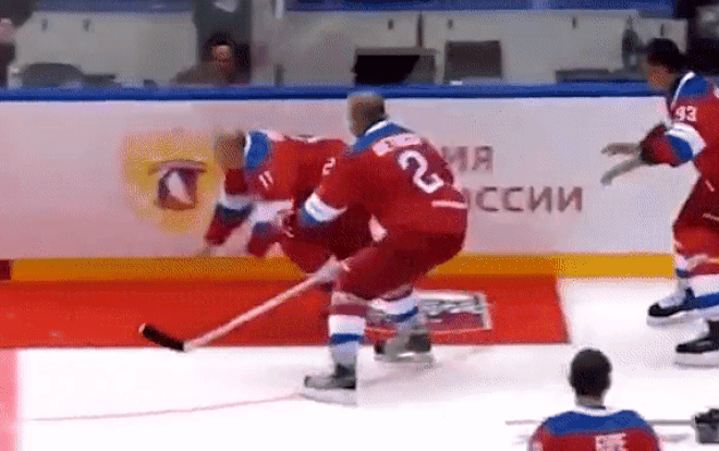 Ông Putin trượt ngã trên sân băng khi chơi khúc côn cầu Ảnh 2