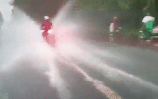 Clip gây phẫn nộ: Thanh niên phóng mô tô như bay trên đường ngập úng khiến nhiều người ướt sũng Ảnh 2