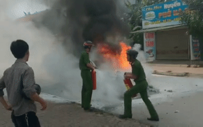 Sau lễ rước dâu, xe hoa bất ngờ bốc cháy dữ dội trơ khung sắt giữa đường Ảnh 2