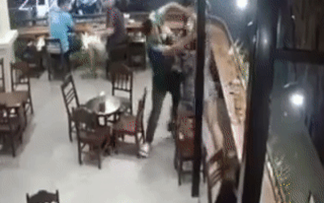 Nam thanh niên ‘tung cước’ đạp liên tiếp vào người cô gái trong quán cafe, đánh cả nhân viên chạy tới can ngăn Ảnh 2