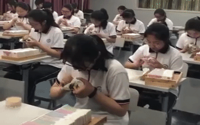 Sinh viên ngành ngân hàng đếm cả cọc tiền nhanh như máy khiến người xem hoa mắt Ảnh 2