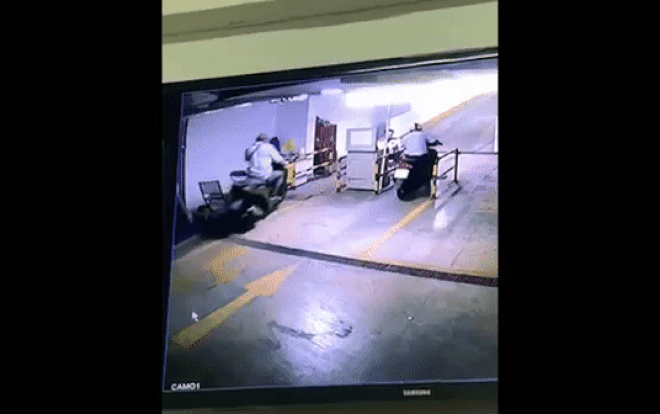 Người đàn ông đột nhập hầm chung cư trộm xe SH rồi ngang nhiên phóng qua chốt bảo vệ để tẩu thoát Ảnh 2