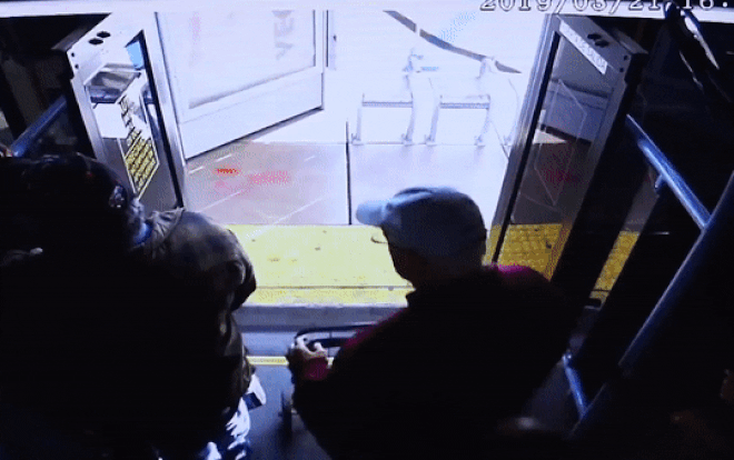 Người phụ nữ đẩy cụ ông xuống từ xe buýt, hành động sau đó còn đáng căm phẫn hơn Ảnh 2