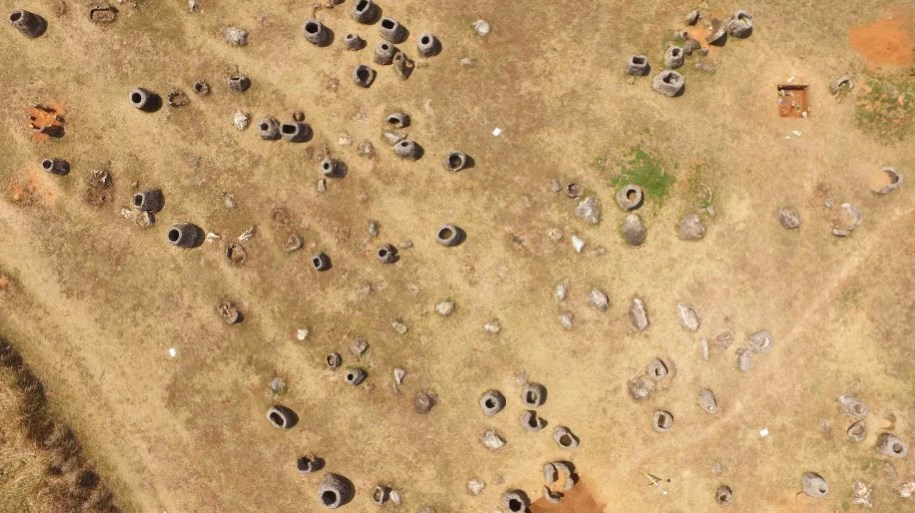 Cánh đồng chum nhìn từ trên cao.