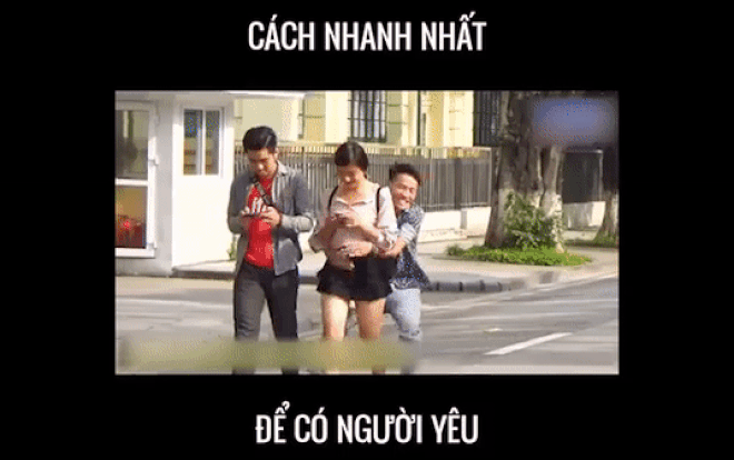 Phẫn nộ 2 thanh niên bất ngờ xông đến ôm, nhấc bổng các cô gái đang dạo chơi tại phố đi bộ Hà Nội Ảnh 2