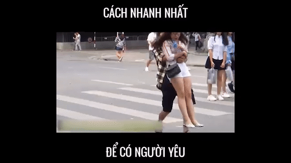 Phẫn nộ 2 thanh niên bất ngờ xông đến ôm, nhấc bổng các cô gái đang dạo chơi tại phố đi bộ Hà Nội Ảnh 2