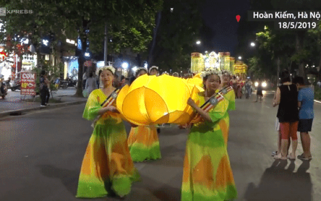 Hàng nghìn người rước Xá lợi Phật trên phố Hà Nội Ảnh 2