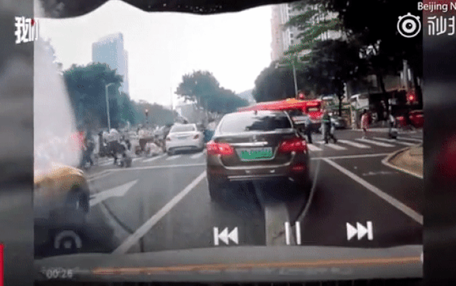 Đang chờ đèn đỏ, tài xế 'đạp nhầm chân ga' đâm vào đám đông khiến người bị thương nằm la liệt Ảnh 2