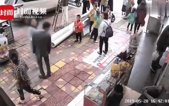 Không mua điện thoại tặng người yêu, thanh niên bị bạn gái tát 52 cái không trượt phát nào Ảnh 2