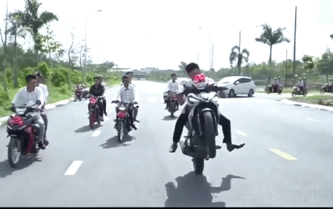 Clip 'soái ca' trình diễn màn bốc đầu xe ngay trước đoàn rước dâu nhưng lại nhận cái kết bẽ bàng Ảnh 2