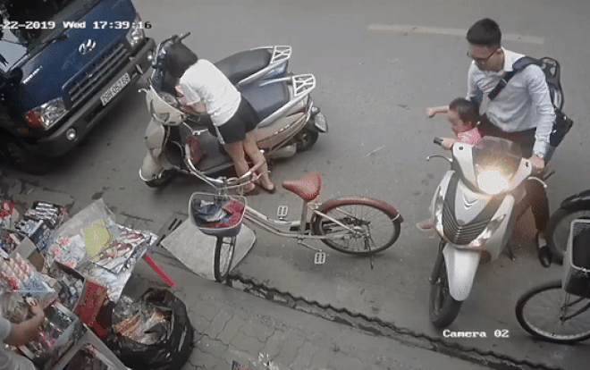 'Rớt tim' clip bé gái vô tình vịn trúng tay ga khiến xe chưa tắt máy lao thẳng vào cửa hàng tạp hóa Ảnh 2