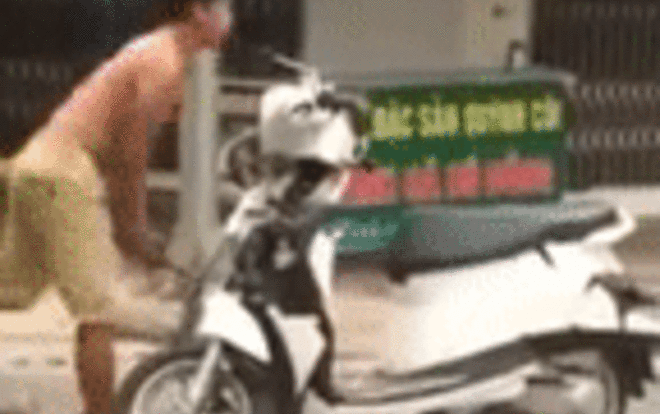 Giận vợ đi hát karaoke, chồng cầm gậy đập nát chiếc xe đắt tiền: 'Hát hò này, vui chơi này, vui không, vui không' Ảnh 2