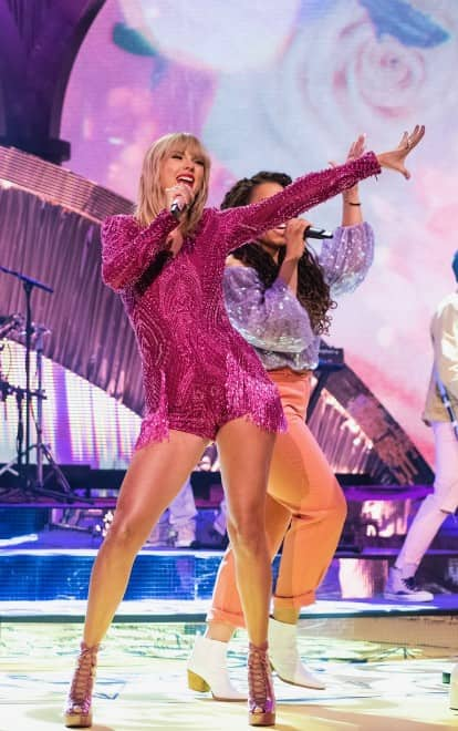 Taylor Swift diễn solo ca khúc ME! tại The Graham Norton Show