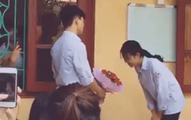 Nam sinh cầm hoa tỏ tình với crush dịp cuối năm học nhưng bị từ chối, CĐM lại thán phục cách hành xử của nữ sinh Ảnh 2