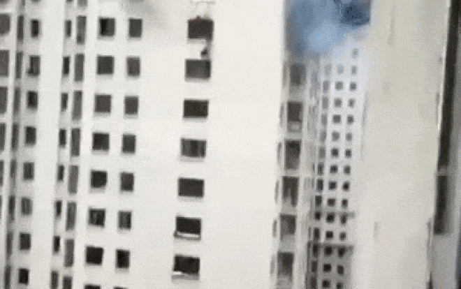 Ám ảnh cảnh tượng người đàn ông rơi xuống từ tầng 15 trong đám cháy Ảnh 2