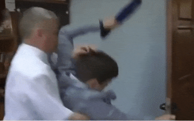 Bị hỏi về căn biệt thự mới xây, quan chức Nga thẳng tay quật ngã phóng viên Ảnh 2