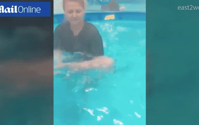 Huấn luyện viên bơi chúc đầu trẻ xuống bể nước: Người cáo buộc tra tấn, kẻ khen ngợi hết lời Ảnh 2