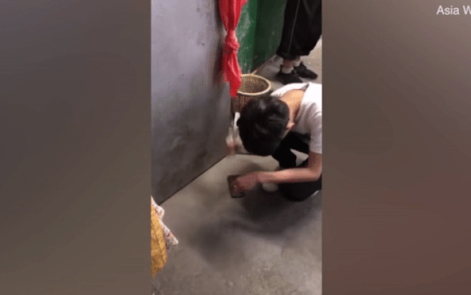 Lén đem điện thoại tới lớp, nam sinh phải đập nát trước mặt các bạn Ảnh 2