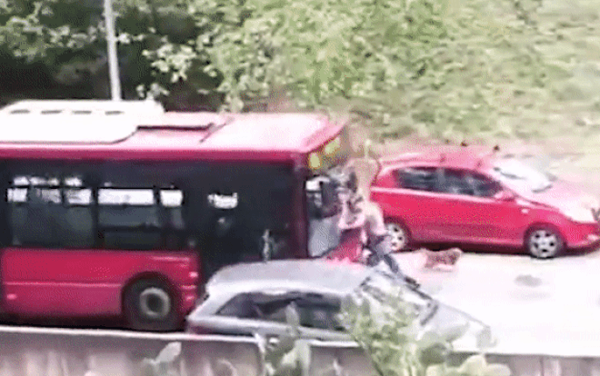 Cố tình đứng chặn đường khiêu khích, người đàn ông bị xe buýt đâm thẳng, dồn ngã vào góc Ảnh 2