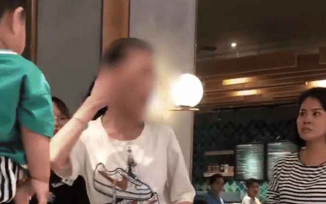 Gái xinh trộm túi xách hiệu nghìn đô, bị bắt quả tang còn chối: 'Em chỉ lượm lên thôi' Ảnh 2