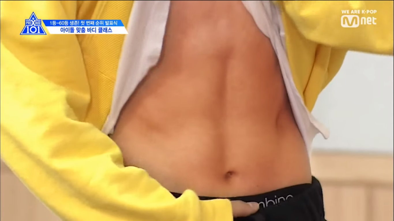 Khuôn mặt baby còn thân hình lại 6 múi hấp dẫn của Kim Yohan.