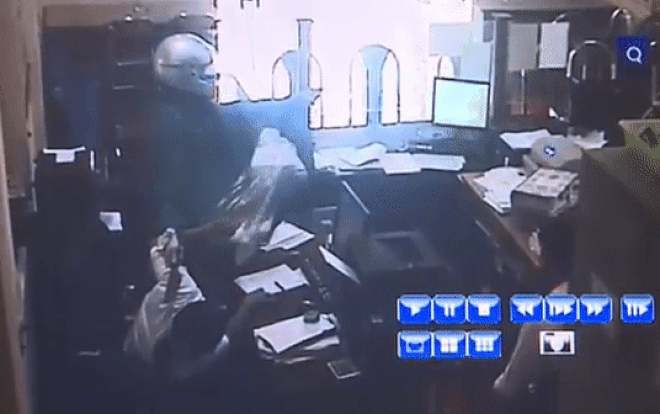 Clip: Đối tượng mặc áo mưa xông vào ngân hàng cướp hơn 500 triệu chỉ trong 1 phút Ảnh 2