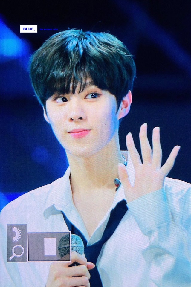 Kim Wooseok rạng ngời trên sân khấu PRODUCE X 101.