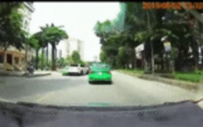 Xuất hiện clip chỉ ra lỗi sai vụ siêu xe Bentley Bentayga va chạm với taxi tại Hà Nội Ảnh 2