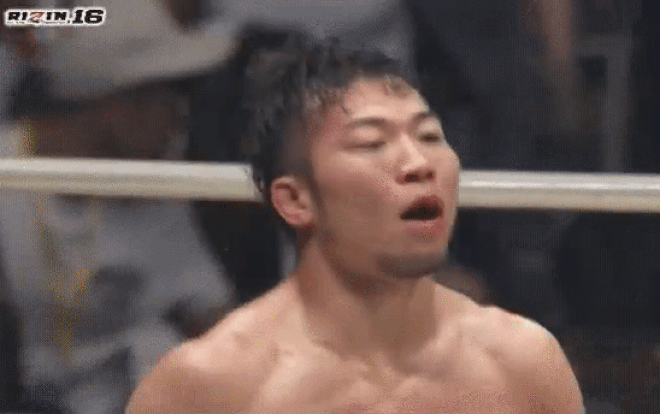 Võ sĩ MMA Nhật Bản bị đối thủ dùng cùi chỏ đánh văng hai răng cửa trên sàn đấu Ảnh 2