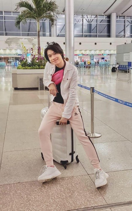 Chiếc túi hồng theo chân Quang Trung đến tận sân bay.