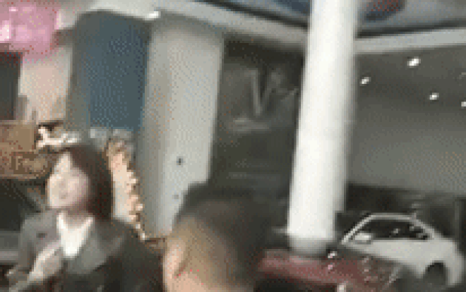 Bỏ tiền tỷ mua ô tô nhưng vớ phải xe 'rởm', nữ khách hàng ngồi lên nóc xe khóc lóc ăn vạ Ảnh 2