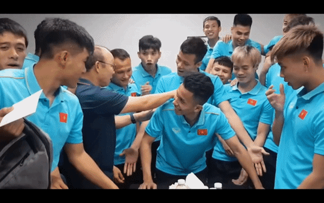 Hồng Duy hôn thầy Park, bị đồng đội chơi khăm trong ngày sinh nhật đầy ngọt ngào Ảnh 2