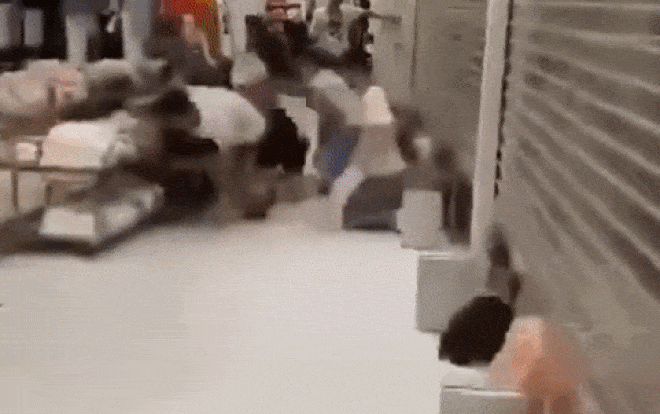 Cảnh tín đồ thời trang giẫm đạp, đánh đập nhau tranh giành hàng mới 'sôi sục' MXH Ảnh 2