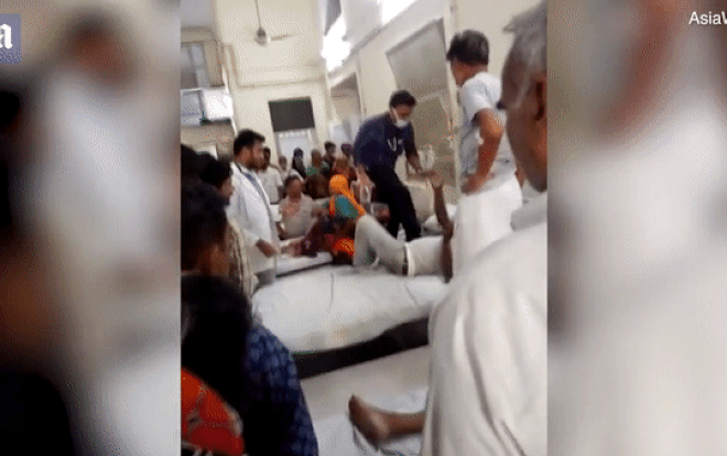 Bác sĩ nổi cáu nhảy lên giường đánh bệnh nhân gây sốc Ảnh 2