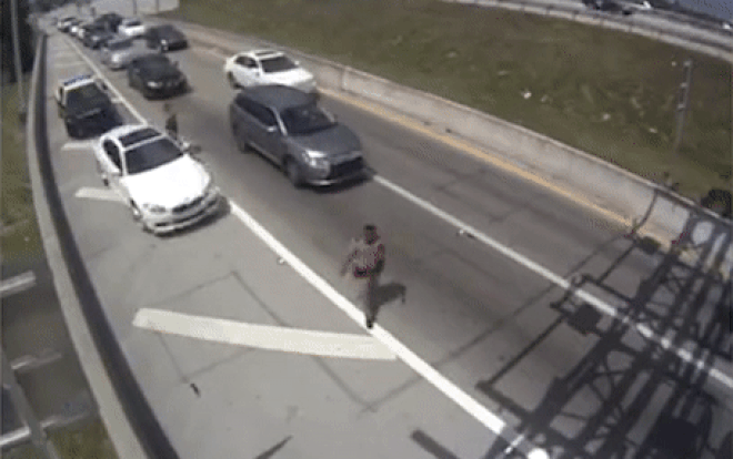 Giây phút tài xế bỏ trốn húc văng cảnh sát giao thông lên không trung Ảnh 2