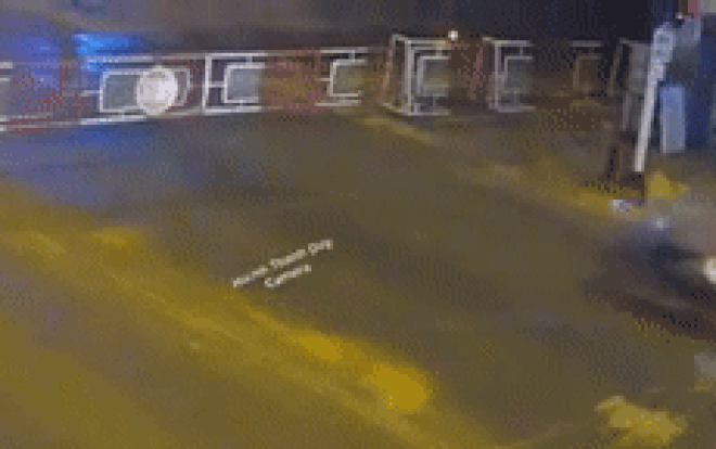 Clip cứu sống thanh niên tông thẳng rào chắn để vượt ẩu rồi mắc kẹt ngay đường ray tàu đang chạy tới Ảnh 2