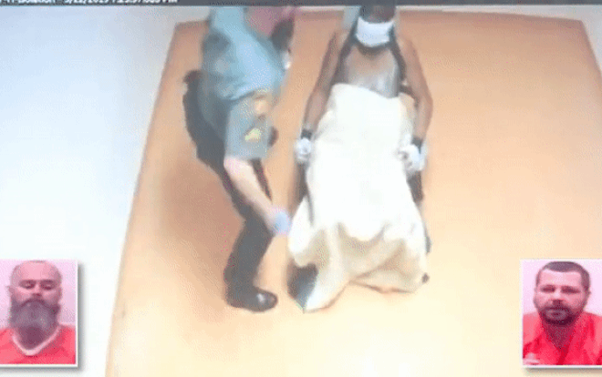 Cai ngục thay nhau đánh liên tiếp vào đầu và mặt phạm nhân bị trói chặt trên ghế Ảnh 2