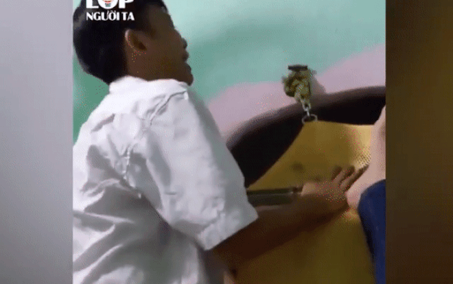 Không làm được bài thi, nam sinh gục đầu cạnh mẹ bật khóc nức nở 'bây giờ thì con cạp đất mà ăn' khiến CĐM cười ngất Ảnh 2