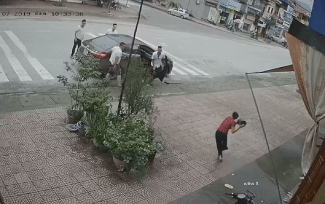 Sửng sốt clip một mình mẹ già cầm gạch 'xử đẹp' 4 côn đồ đến đòi nợ con trai Ảnh 2