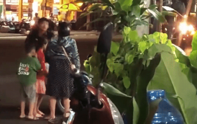 Clip: Chồng vũ phu cầm nón bảo hiểm đập túi bụi vào người vợ mang thai giữa đường, 2 con nhỏ đứng nhìn sợ hãi Ảnh 2