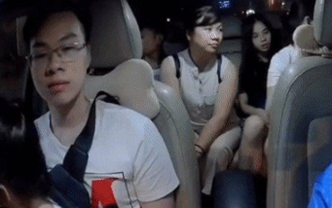 Clip: Không đồng ý chở 6 người trên xe taxi 4 chỗ, tài xế liền bị khách mắng chửi 'thằng điên' Ảnh 2