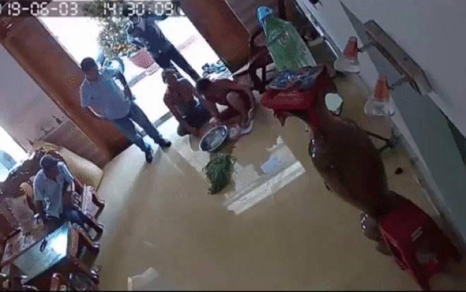 Đang nhặt rau trong nhà, người phụ nữ bị nhóm côn đồ lao vào đánh dã man đến chấn thương sọ não Ảnh 2