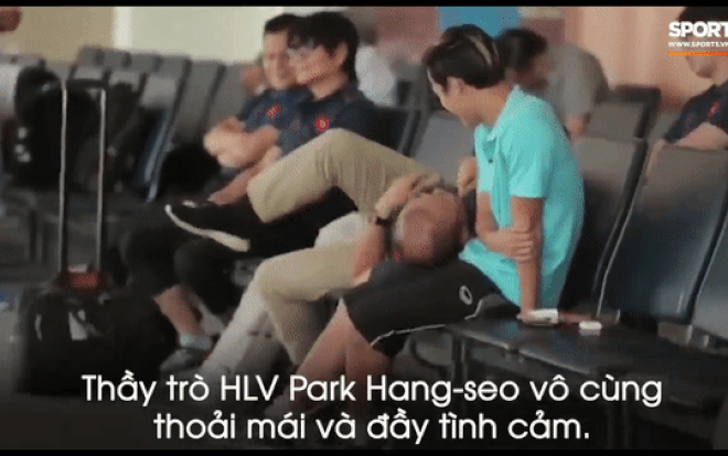 Khoảnh khắc thầy Park gối đầu tình cảm lên đùi Văn Toàn khi chờ bay khiến nhiều trái tim 'tan chảy' Ảnh 2