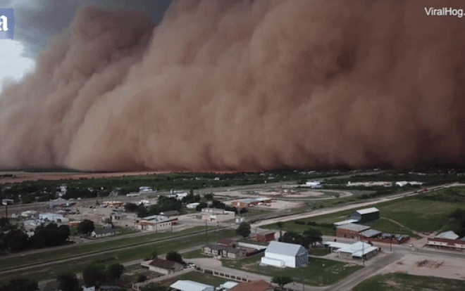 Cảnh tượng đáng sợ khi bão bụi khổng lồ càn quét cả một thị trấn Ảnh 2