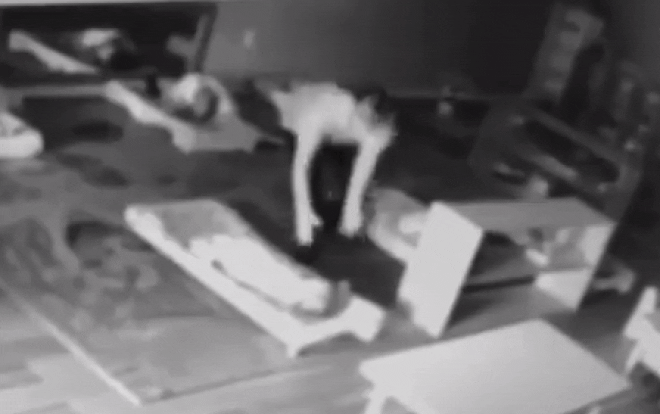 Phẫn nộ bảo mẫu quăng quật, đánh đập 4 đứa trẻ suốt giờ ngủ trưa Ảnh 2