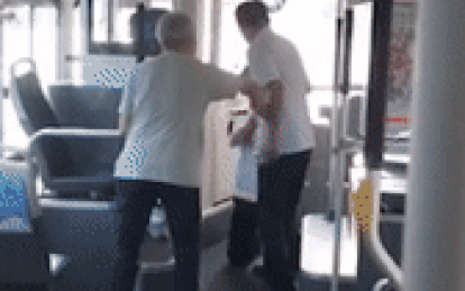 Tài xế xe buýt quỳ xin hành khách tha thứ và lý do gây tranh cãi phía sau Ảnh 2